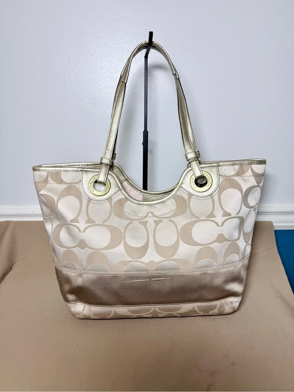 ✨ Coach Signature C Jacquard Tote - Beige & Metallic Gold ✨
